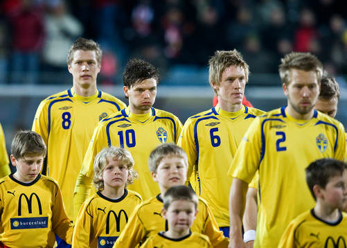 Sverige gör entré på matcharenan. Viktor Elm, Marcus