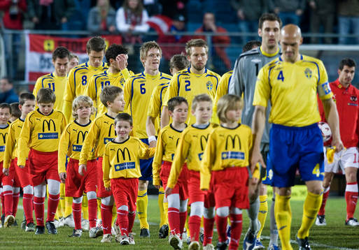 Sverige gör entré på matcharenan. Nr. 6 Rasmus Elm
