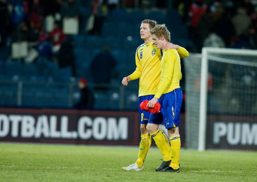 Viktor Elm grattar brorsan Rasmus Elm