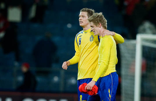 Viktor Elm grattar brorsan Rasmus Elm
