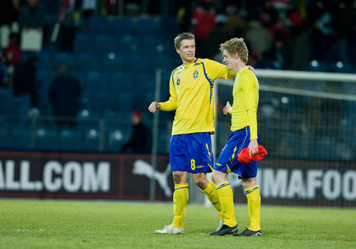 Viktor Elm grattar brorsan Rasmus Elm