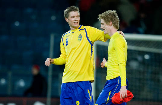 Viktor Elm grattar brorsan Rasmus Elm