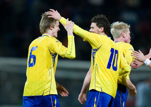 Rasmus Elm grattas av Marcus Berg. Jubel