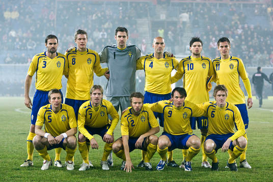 Bak fr.v. Olof Mellberg, Viktor Elm, Andreas Isaksson,