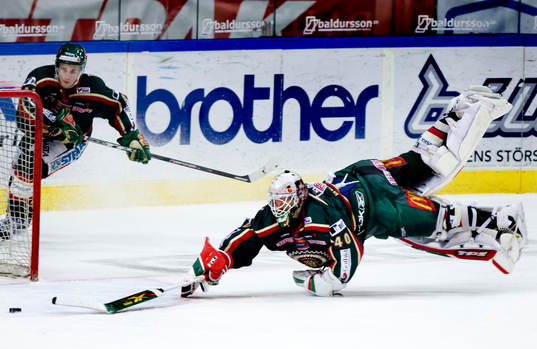 Johan Holmqvist, målvakt, Frölunda gör en sjuk räddning