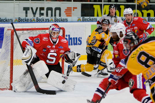 Skott på Henrik Karlsson, målvakt Södertälje