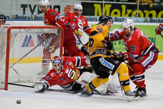 Henrik Karlsson, målvakt Södertälje ser pucken glida