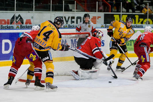 Tommi Miettinen spelar in till Martin Chabada, Luleå som