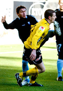 James Keene i Elfsborg får en spark i ansiktet av