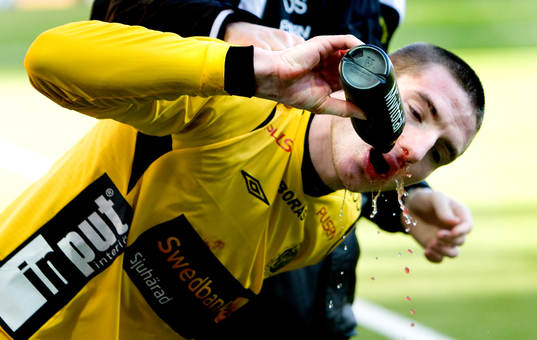 James Keene i Elfsborg får en spark i ansiktet av