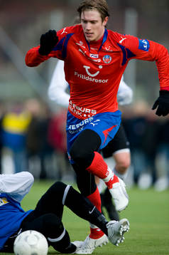 Tobias Holmqvist, 2-målsskytt senast, tar sig fram