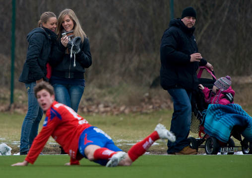 Marcus Bergholtz far fallit, tjejerna bryr sig inte