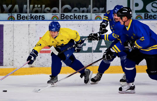 Pontus Kåmark tar sig förbi Niklas Wikegård