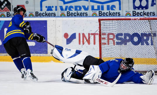 Niklas Wikegård sätter en straff