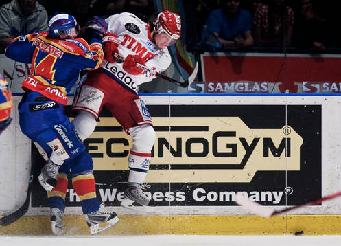 Nicklas Danielsson, Djurgården, tacklar en Timrå-spelare