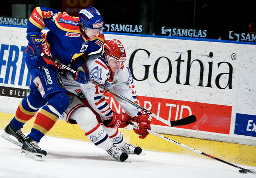 David Printz, Djurgården, försöker ta pucken av Tom
