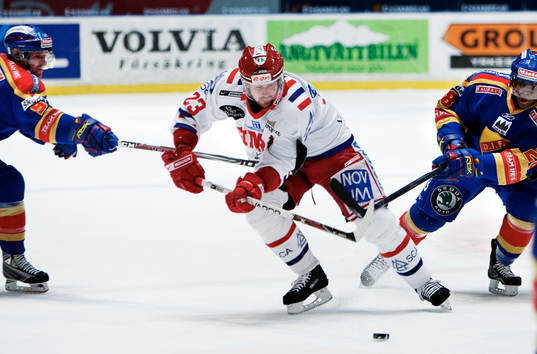 Tomas Skogs, Timrå, tar sig genom försvaret