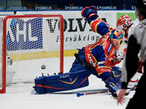 Petr Tenkrat, Timrå, gör 0-1 bakom Gustaf Wesslau,