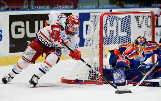 Magnus Pääjärvi-Svensson, Timrå, försöker göra mål