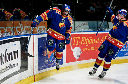 Carl Gustafsson, Djurgården, kastar sig upp mot sargen och