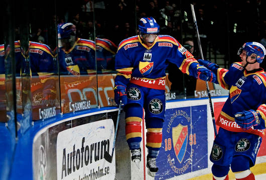 Carl Gustafsson, Djurgården, kastar sig upp mot sargen och