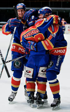 Michael Holmqvist och David Printz gratulerar Carl