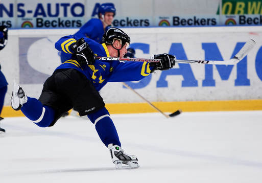 Niklas Wikegård skjuter mot mål