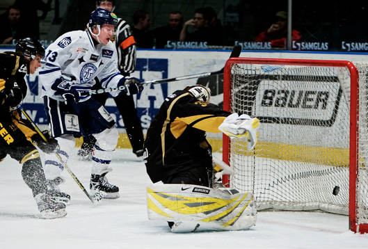Morten Green, Leksand, gör 1-1 bakom Joakim Strandberg,