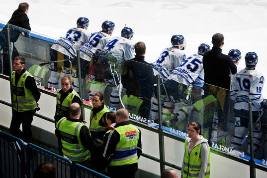 Säkerhetspersonal fick skydda Leksands spelare och