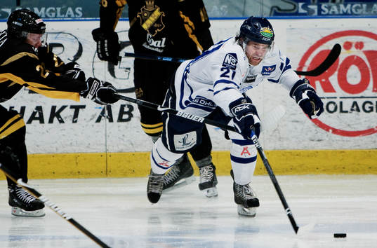 Eric Johansson, Leksand, trycker sig mot pucken