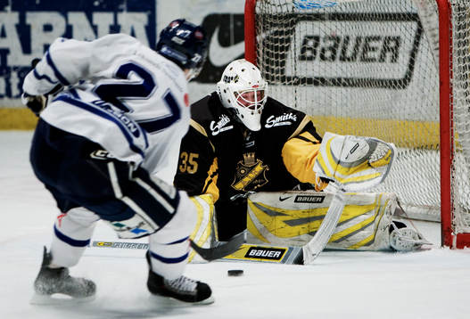 Joakim Strandberg, målvakt, AIK, räddar ett skott från