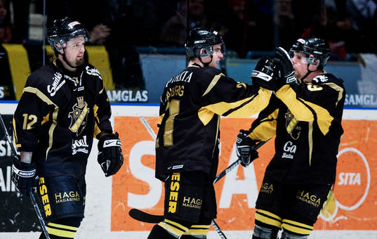 Christian Sandberg, AIK, i mitten, gratuleras till sitt mål