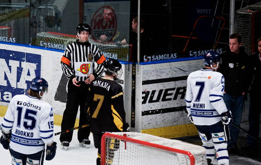 Olof Lindqvist, domare, beslöt att avbryta matchen