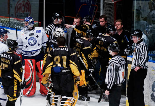 Olof Lindqvist, domare, beslöt att avbryta matchen