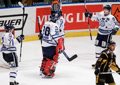 Jere Myllyniemi, målvakt, Leksand, gratuleras till segern