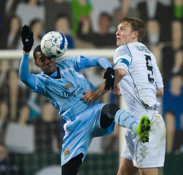 Robinho tar ner bollen men tacklas av Ulrik Laursen
