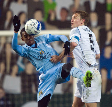 Robinho tar ner bollen men tacklas av Ulrik Laursen