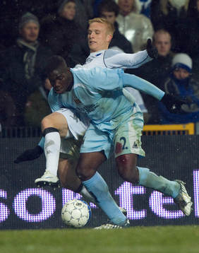 Micah Richards tar bollen för Oscar Wendt
