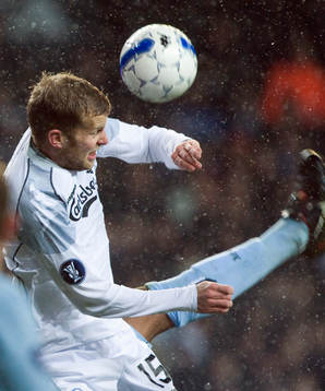 Mikael Antonsson försöker avvärja när Vincent Kompany