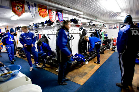IFK tränar tidigt på morgonen. Omklädningsrum