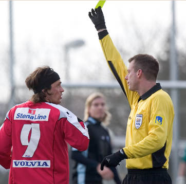 Pavel Zavadil, får gul kort. Domare, varning