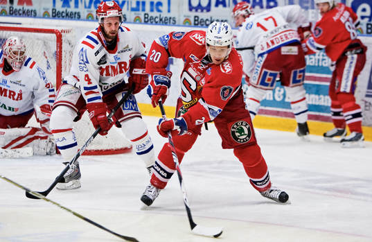 Petri Pakaslahti, Södertälje, har kontroll på pucken