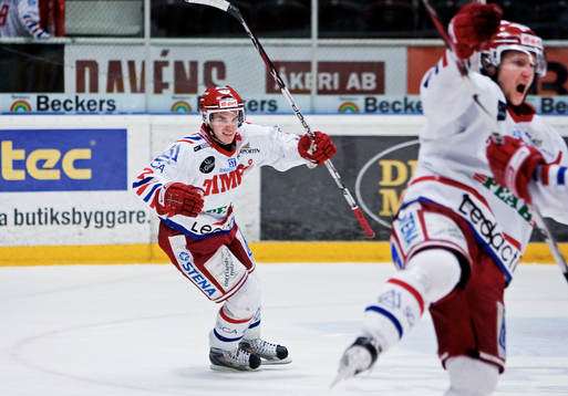 Fredrik Hynning rusar mot Mikko Lehtonen, Timrå, för att