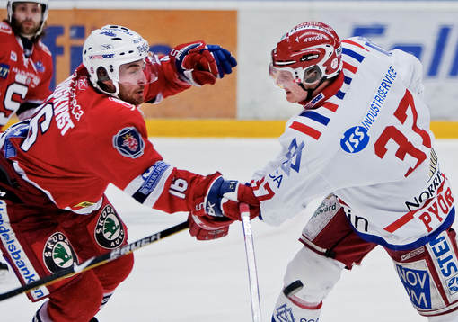 Daniel Ljungqvist, Södertälje, försöker att stoppa Mika