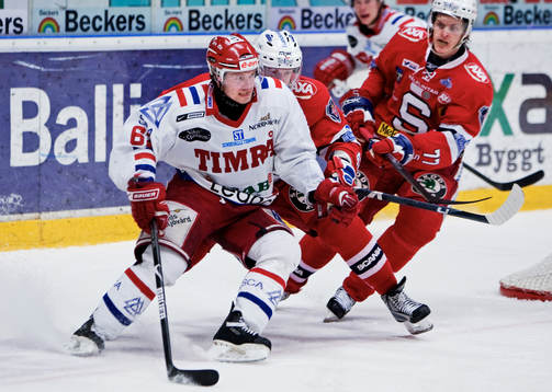 Petr Tenkrat, Timrå, tar sig förbi Jens Olsson,
