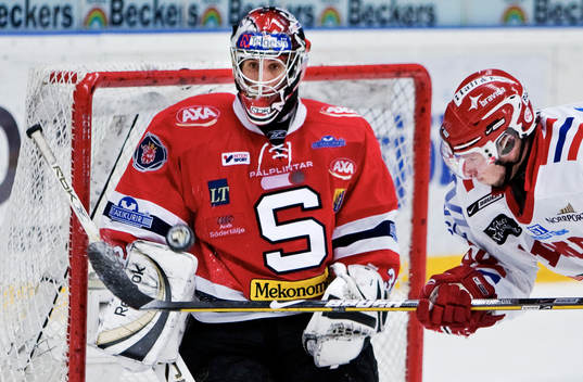 Petr Tenkrat, Timrå, får inte koll på pucken framför