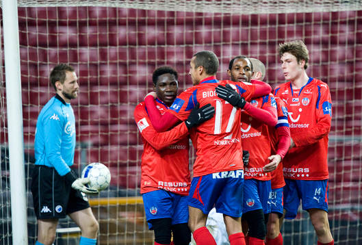 Henrik Larsson grattar René Makondele till 1-1. Johan