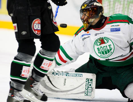 Pucken förbi Jürgen Penker, målvakt, Rögle