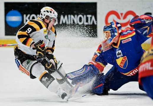 Kimmo Koskenkorva, Skellefteå, framför Gustaf Wesslau,