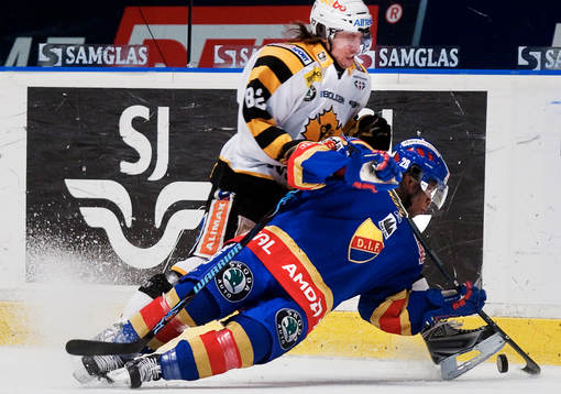 Carl Gustafsson, Djurgården, trycks ner av Christian